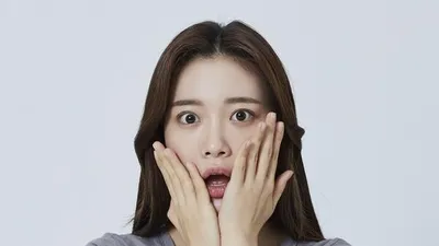 유달리 튀어나온 광대가 눈 밑을 어둡게 한다