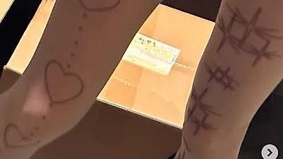 한소희, 다리 가득 타투? 근황에 "달려라 소희"