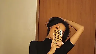 화사, 외설 퍼포먼스 논란에도 인스타에…