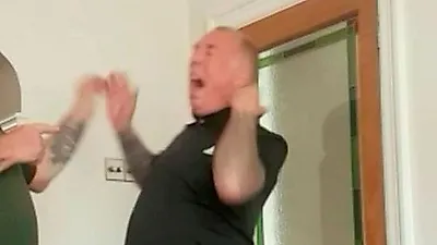 반려견에게 사용할 '짖음방지기' 자신 목에 직접 채운 남성의 반응