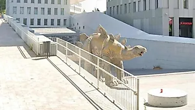 공룡 조각상에서 시체로 발견된 스페인 남자