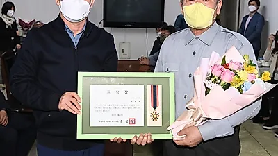 수원시, 쓰러진 노인 생명 구한 경비원에게 선행시민 표창