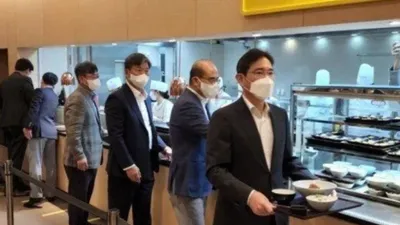 구내식당에 나타난 이재용, 메뉴 뭐 골랐나 