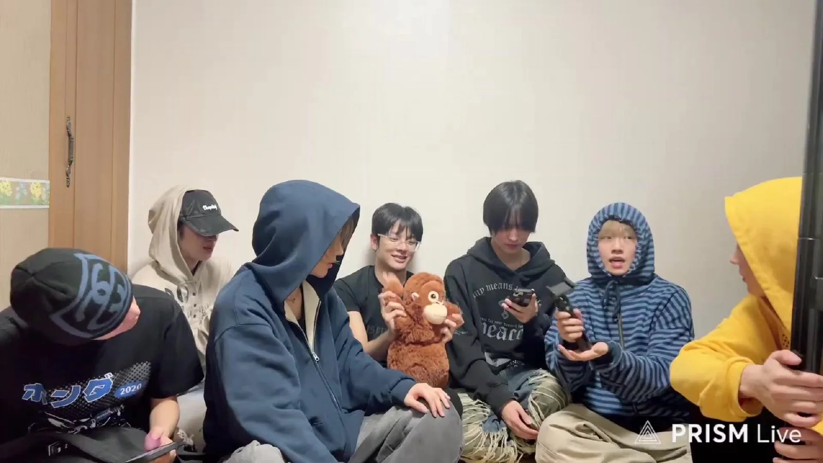 NAZE, 일본 일정 대비한 '상비약'과 '게임기' 등 가방 속 아이템 공유