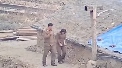 북한 여군 일상 사진 공개에 '충격' 하체에 불편함 느끼며… 