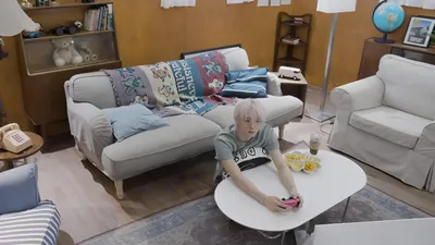 SUNGHO de BOYNEXTDOOR muestra su encanto inesperado con su "concentration pout" mientras se sumerge en los videojuegos.