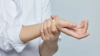 손목건초염(드퀘르벵병) 증상 발생 시 스트레칭하는 법