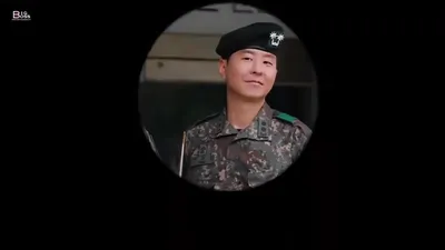 Lee Hyun-kyun impone como comandante en 'New Recruit 4: Sabotage' con una mirada cautivadora ante la cámara.