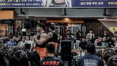 Hwang Chul-soon presenta un seminario de entrenamiento al estilo de la comedia en vivo.