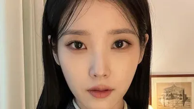 아이유, 태국 셀럽과 볼뽀뽀까지 "이종석 질투할라"