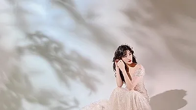 '최민환♥'율희, 다둥맘 몸매가 아닌데?... 청초한 웨딩드레스 사진 공개
