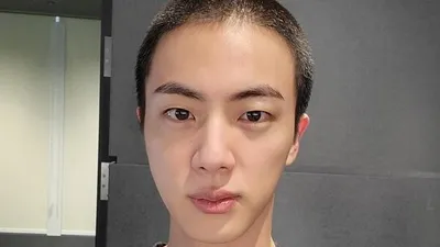 BTS 진, 군 입대 전 머리 밀고 찰칵 "밤톨 같아"