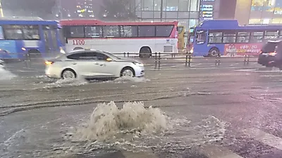 강남 한복판에서 폭포가 '콸콸' 폭우 피해 급증