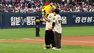 ユ・ヨンウ、緊張の中での初始球…サード・ペンギンが野球場を襲撃
