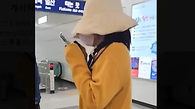 교복 입고 다니는 여장 남자 논란 "다리 사이로…" 