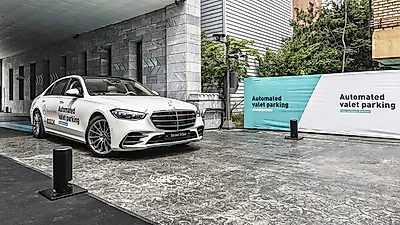 메르세데스-벤츠, S-클래스 차량에 탑재…스마트폰 앱으로 조작하는 자동 발렛 주차 기술 선보여