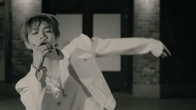 에잇턴, 흑백의 강렬함으로 완성한 'Stagefright' 퍼포먼스