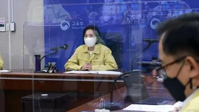 정부세종청사에서 학교 일상회복을 지원하기 위해 전국 176개 교육지원청의 교육장과 영상회의를 가져