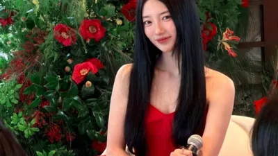 Suzy atrae todas las miradas con su 'sonrisa de dientes frontales' luciendo un vestido rojo
