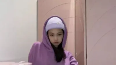 제니, 해외 축구선수와 럽스타그램? 자세까지…