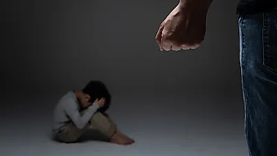 아이들을 때리는 아내, 양육권까지 요구하네요?