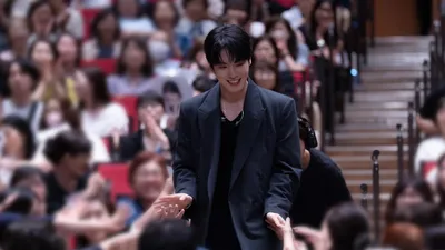 김정현, 도쿄 팬미팅서 직접 만든 선물 건네며 팬들과