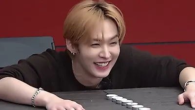 스트레이 키즈 리노, 스물아홉 번째 생일 맞이한 특별한 '돌잡이'와 나무위키 탐독