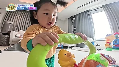 9개월 하루의 첫 도약, 아빠와 발맞춰 걷고 처음 맛본 귤의 기억