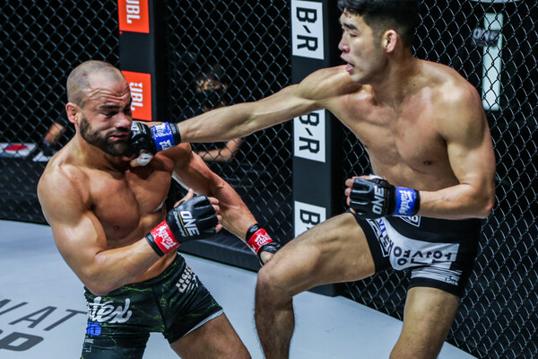 UFC 전 챔프, 원챔피언십 챔프에 망신당한 이유는?