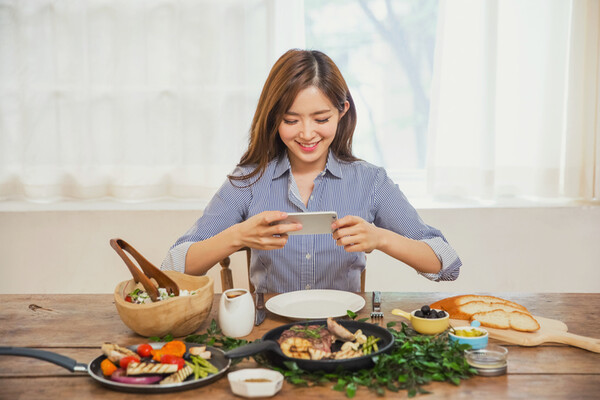 먹을수록 우울해지는 음식 vs. 행복해지는 음식