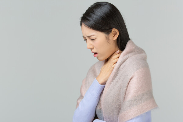 목에서 쉰 목소리가 나는 이유와 질병의 종류