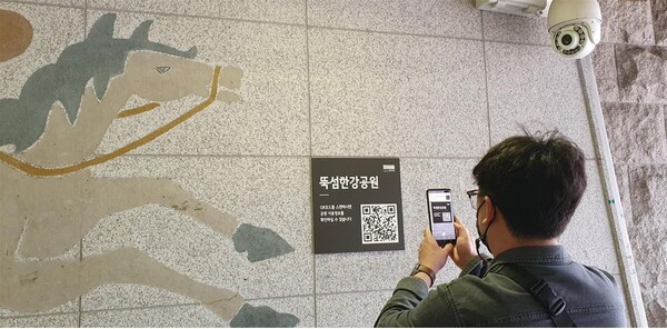 관광 QR코드 현장 사진(기둥형)
