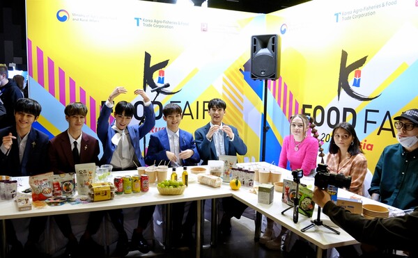 러시아 K-Food Fair 소비자체험 팬미팅 행사 사진 * (좌측부터) 한국 보이그룹 BXK, 러시아 가수 FRENDSON, Dora, HARU