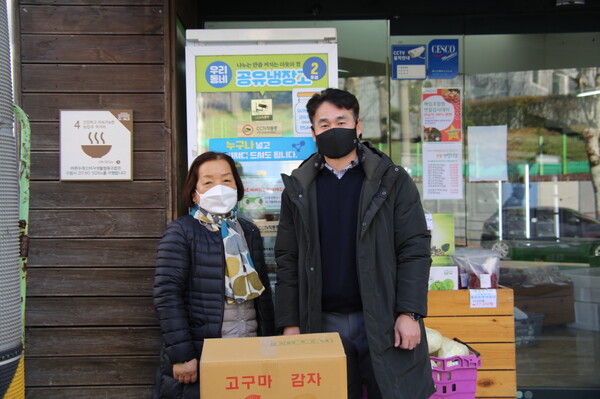 농수산진흥원, 수원시 공유냉장고 23곳에 급식용 친환경농산물 지원