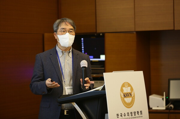 국내 펫푸드 영양가이드라인 도입을 위한 제언을 발표하는 건국대학교 박희명 교수