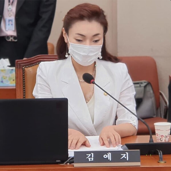 김예지 국힘 의원, 장애인 시위서 무릎 꿇고 이준석 발언 사과
