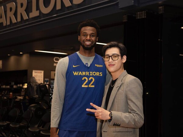 뱀뱀, NBA 경기장서 골든스테이트 선수들과 만남. “하프타임 공연 펼친다”