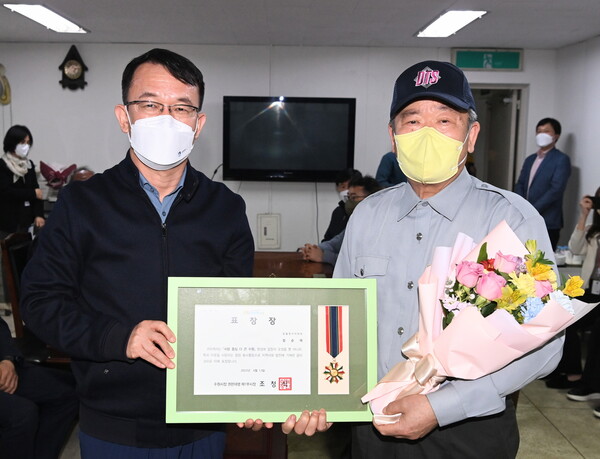 수원시, 쓰러진 노인 생명 구한 경비원에게 선행시민 표창