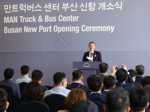 연설하는 만트럭버스코리아 토마스 헤머리히 사장