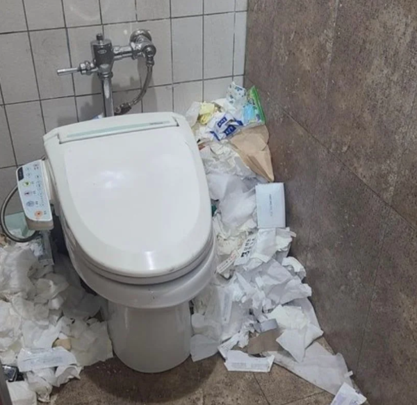 청와대 화장실 근황에 경악 "국격 떨어진다"