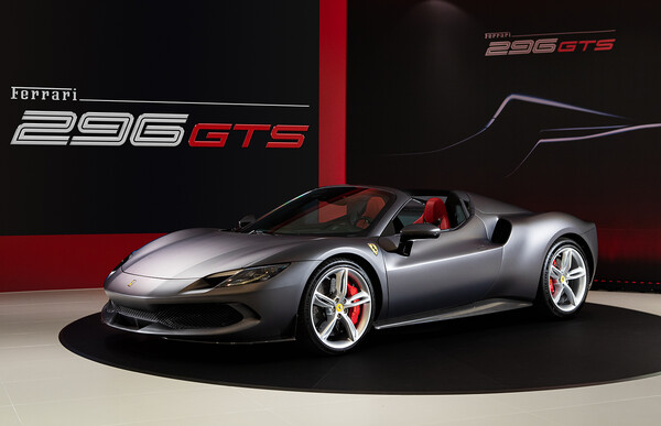 페라리, V6 PHEV 컨버터블 스포츠카    ‘296 GTS’ 국내 출시