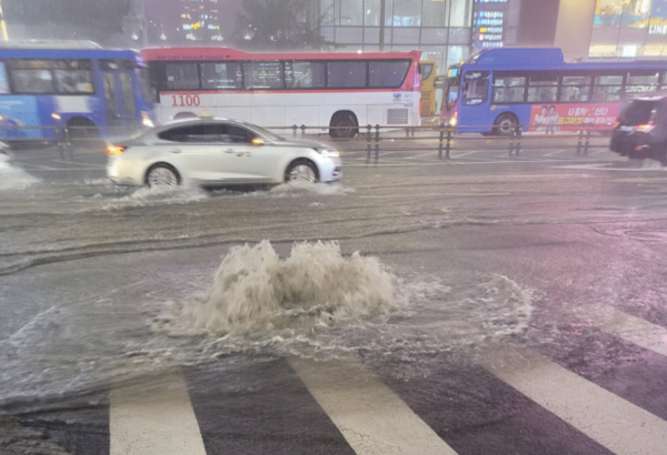강남 한복판에서 폭포가 '콸콸' 폭우 피해 급증
