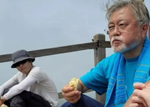 文 전 대통령 근황에 "해수욕 3시간·바나나보트 4번이나"