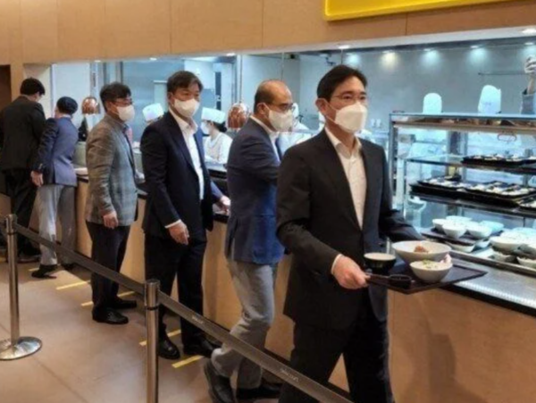 구내식당에 나타난 이재용, 메뉴 뭐 골랐나 