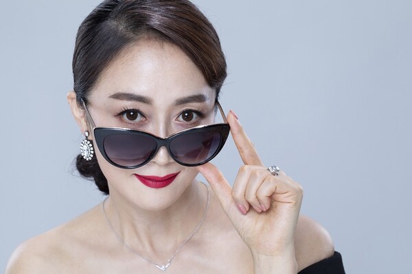 중년여성들 자신감과 미모 살리는 상안검 수술 방법