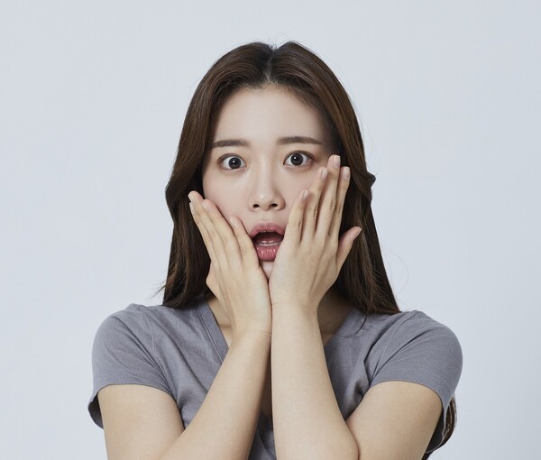 유달리 튀어나온 광대가 눈 밑을 어둡게 한다