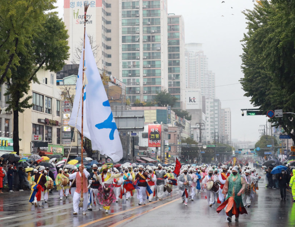 9일 수원시 장안문 일원에서 2022 정조대왕 능행차 공동재현 행사가 열리고 있다. 사진=경기도청 홈페이지