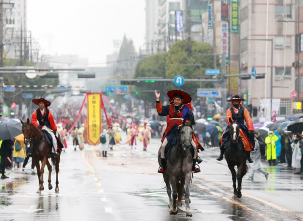 9일 수원시 장안문 일원에서 2022 정조대왕 능행차 공동재현 행사가 열리고 있다. 사진=경기도청 홈페이지