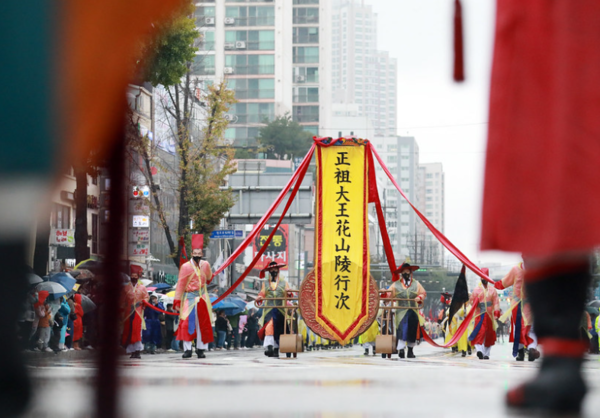 9일 수원시 장안문 일원에서 2022 정조대왕 능행차 공동재현 행사가 열리고 있다. 사진=경기도청 홈페이지