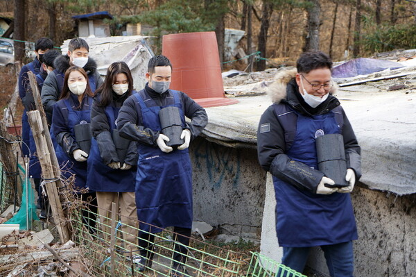13년째 이어지는 ‘이디야의 동행’, 소외계층에 연탄과 식료품 전달